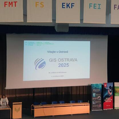 Formalna prezentacja GIS w Ostrawie, z udziałem delegacji z Województwa Śląskiego. (wygenerowano przez AI)