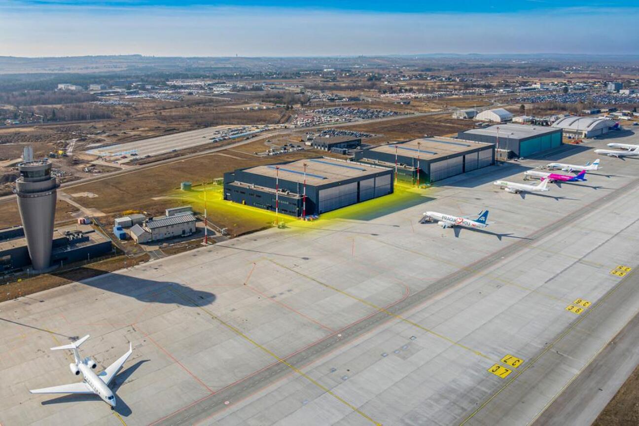 Katowice Airport: Budowa czwartego hangaru, zwiększając infrastrukturę lotniczą i zapewniając miejsca pracy. (wygenerowano przez AI)
