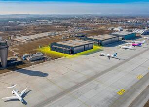 Katowice Airport: Budowa czwartego hangaru, zwiększając infrastrukturę lotniczą i zapewniając miejsca pracy. (wygenerowano przez AI)
