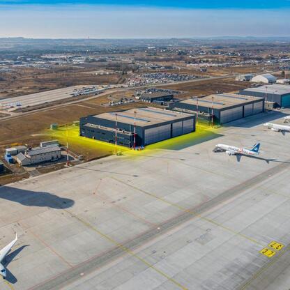 Katowice Airport: Budowa czwartego hangaru, zwiększając infrastrukturę lotniczą i zapewniając miejsca pracy. (wygenerowano przez AI)