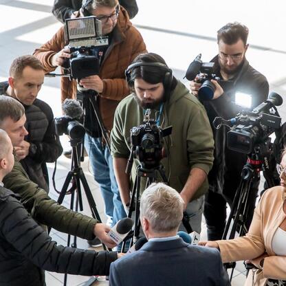 Widoczna jest konferencja prasowa w Sosnowcu, gdzie uczestniczą Wojciech Saługa, Arkadiusz Chęciński i Anna Jedynak-Rykała. (wygenerowano przez AI)