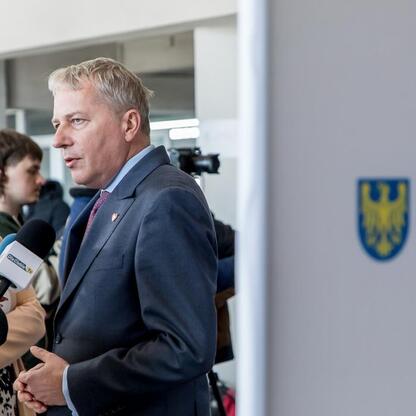 Marszałek Województwa Śląskiego Wojciech Saługa przemawia na konferencji prasowej o przebudowie KWK Kazimierz – Juliusz. (wygenerowano przez AI)