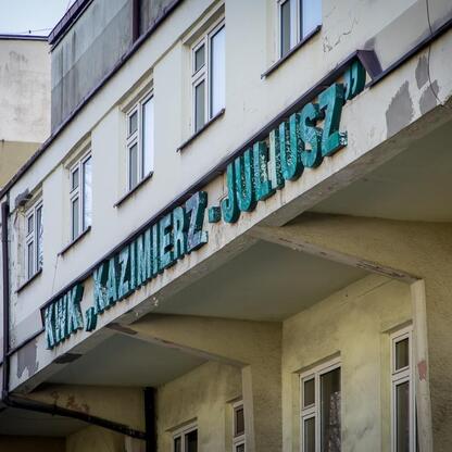 Budynek byłej kopalni KWK Kazimierz-Juliusz w Sosnowcu, przeznaczony na przekształcenie w multifunkcyjną strefę. (wygenerowano przez AI)