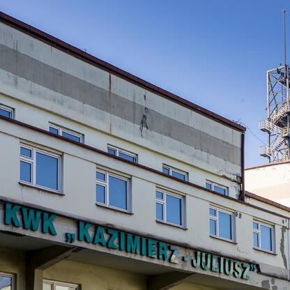 Zabytkowy budynek byłej kopalni KWK Kazimierz-Juliusz w Sosnowcu, przeznaczony do metamorfozy i przekształcenia w multifunkcyjną przestrzeń. (wygenerowano przez AI)