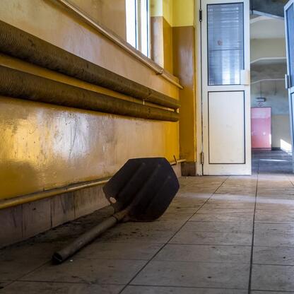 Abandoned industrial building, former KWK Kazimierz-Juliusz coal mine, undergoing metamorphosis into a new community space, funded by EU grants. (wygenerowano przez AI)