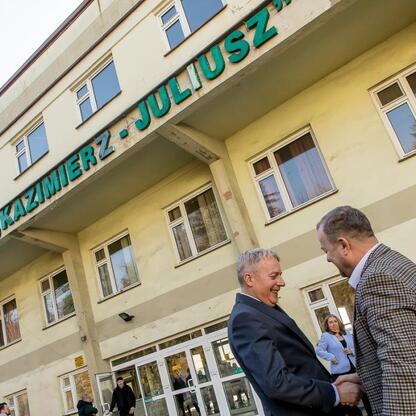 Marszałek Województwa Śląskiego Wojciech Saługa i prezydent Sosnowca Arkadiusz Chęciński podczas konferencji prasowej przed budynkiem KWK Kazimierz-Juliusz. (wygenerowano przez AI)