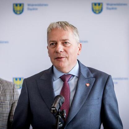 Marszałek Wojciech Saługa przemawia na konferencji prasowej o przebudowie KWK Kazimierz – Juliusz. (wygenerowano przez AI)