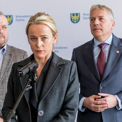 Wojciech Saługa, prezydent Arkadiusz Chęciński i Anna Jedynak-Rykała omawiają transformację KWK Kazimierz – Juliusz w Sosnowcu. (wygenerowano przez AI)