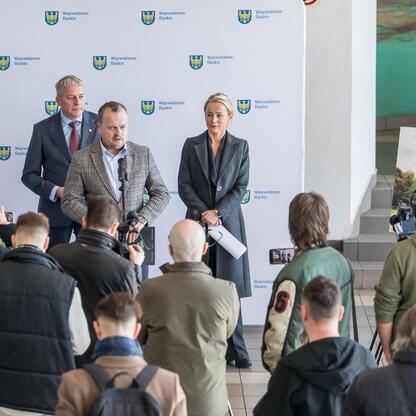 Wojciech Saługa, Marszałek Województwa Śląskiego, prowadzi konferencję prasową na terenie dawnej kopalni KWK Kazimierz – Juliusz w Sosnowcu, gdzie przedstawia metamorfozę i nowe funkcje terenu. (wygenerowano przez AI)