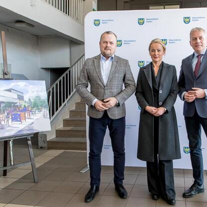 Wojciech Saługa, Marszałek Województwa Śląskiego, prezentuje projekt rewaloryzacji byłej kopalni KWK Kazimierz – Juliusz w Sosnowcu. (wygenerowano przez AI)
