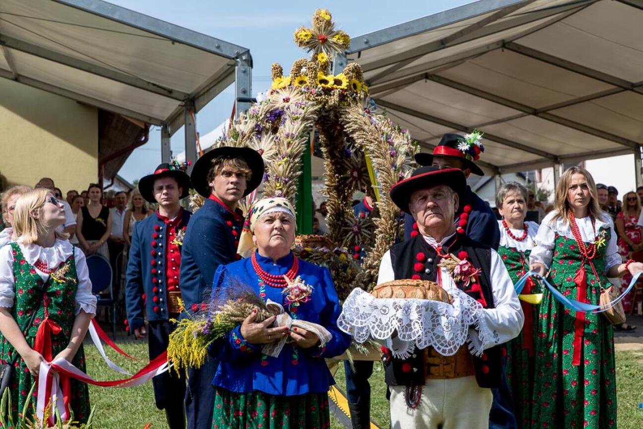 Kulturalny festiwal tradycji lokalnych w Śląsku, uczestnicy w strojach ludowych. (wygenerowano przez AI)