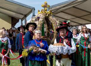 Kulturalny festiwal tradycji lokalnych w Śląsku, uczestnicy w strojach ludowych. (wygenerowano przez AI)