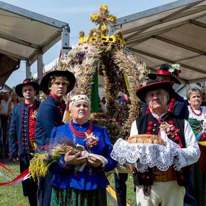 Kulturalny festiwal tradycji lokalnych w Śląsku, uczestnicy w strojach ludowych. (wygenerowano przez AI)