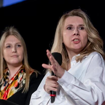 Członkini Zarządu Województwa Śląskiego, Joanna Bojczuk, przemawia na konferencji o równości płci i współpracy między pokoleniami. (wygenerowano przez AI)