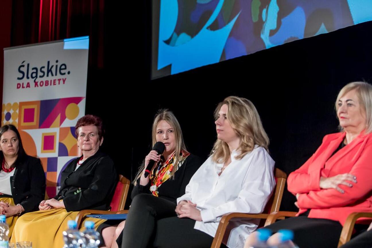 Panel dyskusyjny na konferencji "Kobiet się o wiek nie pyta – o współpracy pomiędzy pokoleniami" w Katowicach. (wygenerowano przez AI)