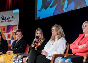 Panel dyskusyjny na konferencji "Kobiet się o wiek nie pyta – o współpracy pomiędzy pokoleniami" w Katowicach. (wygenerowano przez AI)