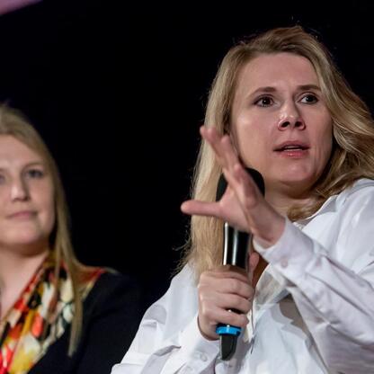 Joanna Bojczuk, członek Zarządu Województwa Śląskiego, prowadzi dyskusję na konferencji o równości płci i współpracy między pokoleniami. (wygenerowano przez AI)