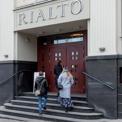 Wejście do teatru Rialto w Katowicach, gdzie uczestnicy konferencji omawiają równość płci i intergeneracyjną współpracę. (wygenerowano przez AI)