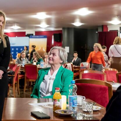 Zwolennicy równości i współpracy między pokoleniami na konferencji w Katowicach. (wygenerowano przez AI)
