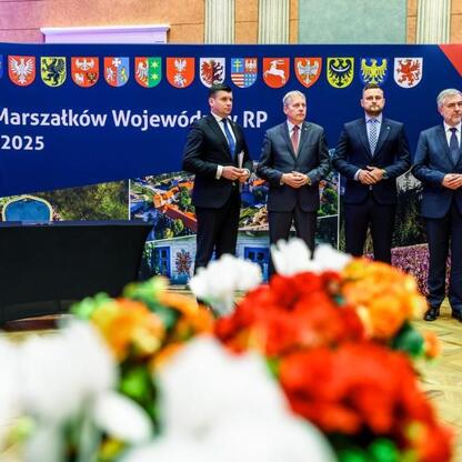 Wojciech Saługa, Marszałek Województwa Śląskiego, prowadzi dyskusję na Konwencie Marszałków Województw RP Małopolska 2025. (wygenerowano przez AI)