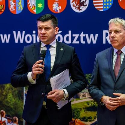 Wojciech Saługa, Marszałek Województwa Śląskiego, prowadzi spotkanie z wicemarszałkami, omawiając Fundusz Sprawiedliwej Transformacji. (wygenerowano przez AI)