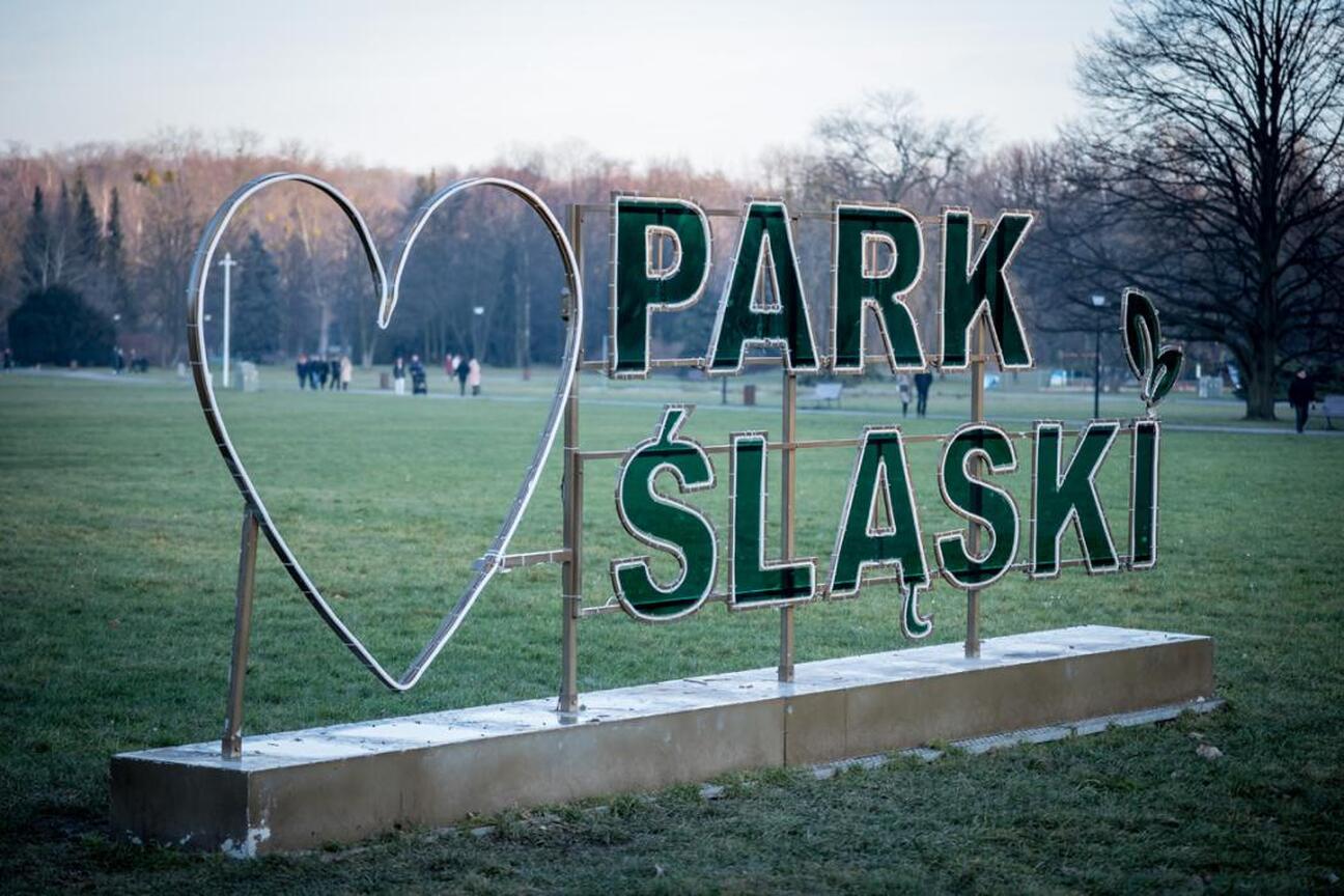 Park Śląski: Modernizacja i renowacja obiektów, w tym Planetarium Śląskie, Ogród Japoński i Kręgi Taneczne, zgodnie z unijnym programem Jessica. (wygenerowano przez AI)