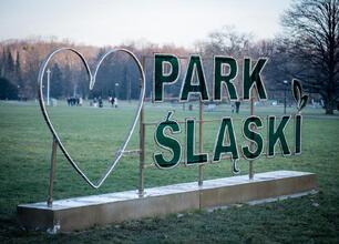 Park Śląski: Modernizacja i renowacja obiektów, w tym Planetarium Śląskie, Ogród Japoński i Kręgi Taneczne, zgodnie z unijnym programem Jessica. (wygenerowano przez AI)