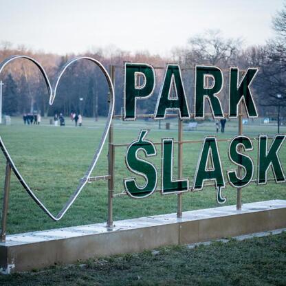 Park Śląski: Modernizacja i renowacja obiektów, w tym Planetarium Śląskie, Ogród Japoński i Kręgi Taneczne, zgodnie z unijnym programem Jessica. (wygenerowano przez AI)