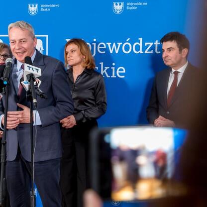 Wojciech Saługa, Marszałek Województwa Śląskiego, prowadzi briefingu prasowego w Sali Marmurowej Gmachu Sejmu Śląskiego. (wygenerowano przez AI)