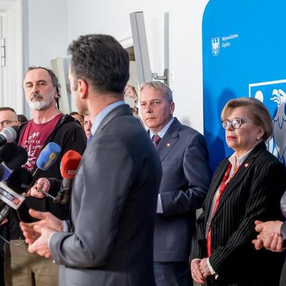 Wojciech Saługa, Marszałek Województwa Śląskiego, prowadzi briefin w Sali Marmurowej Sejmu Śląskiego, omawiając nowy projekt CPK. (wygenerowano przez AI)