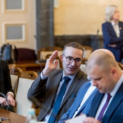 Formalne spotkanie w Sali Marmurowej Sejmu Śląskiego, gdzie dyskutują nowe założenia dla Centralnego Przedsiębiorstwa Kolei. (wygenerowano przez AI)