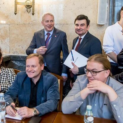 Wojciech Saługa, Marszałek Województwa Śląskiego, prowadzi spotkanie w Sali Marmurowej Sejmu Śląskiego, omawiając nowy projekt CPK. (wygenerowano przez AI)