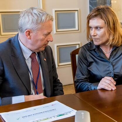 Wojciech Saługa i Marcin Ryś omawiają projekt CPK w Sali Marmurowej Sejmu Śląskiego. (wygenerowano przez AI)