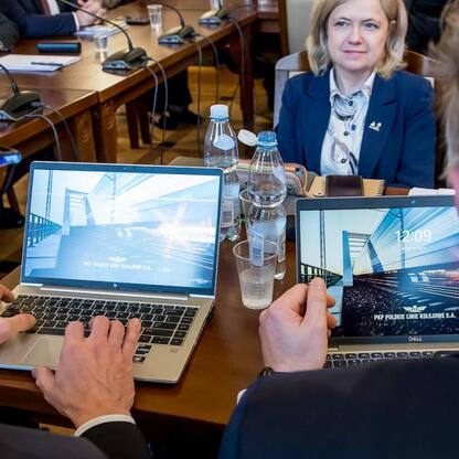 Formalne spotkanie w Sali Marmurowej Sejmu Śląskiego, gdzie przedstawiciele rządów i parlamentu omawiają nowy projekt CPK. (wygenerowano przez AI)