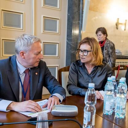 Wojciech Saługa, Marszałek Województwa Śląskiego, prowadzi spotkanie w Sali Marmurowej Sejmu Śląskiego, omawiając nowy projekt CPK. (wygenerowano przez AI)