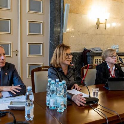 Wojciech Saługa, Marszałek Województwa Śląskiego, prowadzi spotkanie w Sali Marmurowej Sejmu Śląskiego, omawiając nowy projekt CPK. (wygenerowano przez AI)