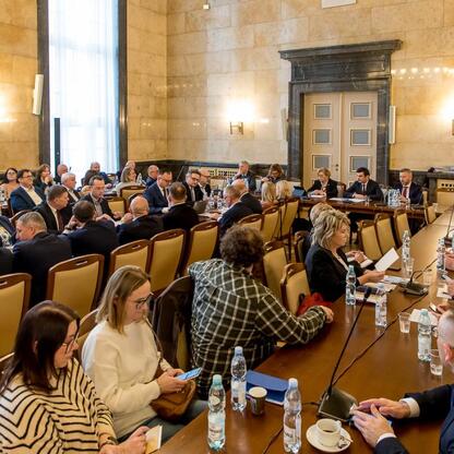 Formalne spotkanie w Sali Marmurowej Sejmu Śląskiego, gdzie przedstawiciele dyskutują o nowym ramowaniu CPK. (wygenerowano przez AI)