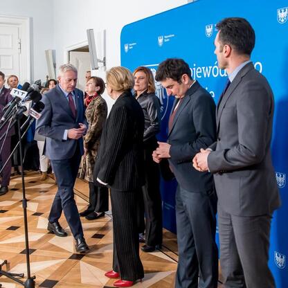 Wojciech Saługa, Marszałek Województwa Śląskiego, prowadzi briefin w Sali Marmurowej Sejmu Śląskiego. (wygenerowano przez AI)