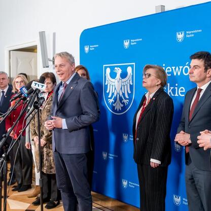Wojciech Saługa, Marszałek Województwa Śląskiego, prowadzi spotkanie z prasą w Sali Marmurowej Sejmu Śląskiego, omawiając nowy projekt Centralnego Przejazdowego Korytarza. (wygenerowano przez AI)