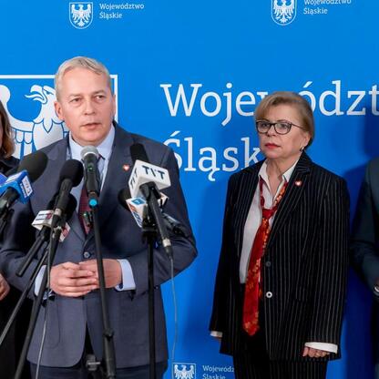 Wojciech Saługa, Marszałek Województwa Śląskiego, prowadzi briefin w Sali Marmurowej Sejmu Śląskiego. (wygenerowano przez AI)