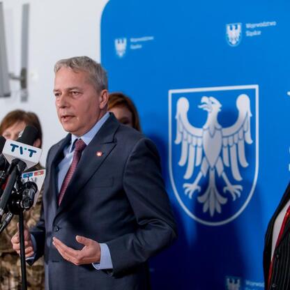 Wojciech Saługa, Marszałek Województwa Śląskiego, prowadzi briefin w Sali Marmurowej Sejmu Śląskiego. (wygenerowano przez AI)