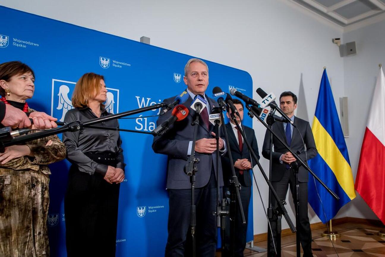 Wojciech Saługa, Marszałek Województwa Śląskiego, prowadzi briefingu prasowego na konferencji prasowej w Sali Marmurowej Sejmu Śląskiego. (wygenerowano przez AI)