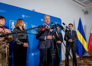 Wojciech Saługa, Marszałek Województwa Śląskiego, prowadzi briefingu prasowego na konferencji prasowej w Sali Marmurowej Sejmu Śląskiego. (wygenerowano przez AI)