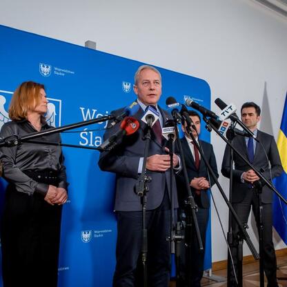 Wojciech Saługa, Marszałek Województwa Śląskiego, przeprowadza briefin w Sali Marmurowej Sejmu Śląskiego, omawiając nowy projekt CPK. (wygenerowano przez AI)