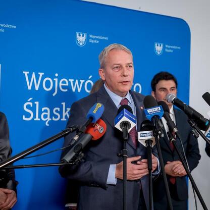 Wojciech Saługa, Marszałek Województwa Śląskiego, prowadzi briefin w Marmurowej Sali Sejmu Śląskiego, omawiając projekt Cross-border Railway (CPK). (wygenerowano przez AI)