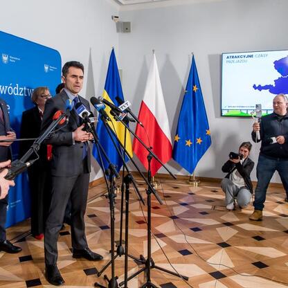 Wojciech Saługa, Marszałek Województwa Śląskiego, przemawia na briefingu prasowym w Sali Marmurowej Sejmu Śląskiego. (wygenerowano przez AI)