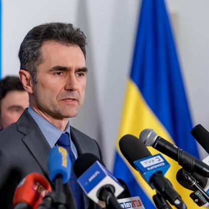 W Sali Marmurowej Sejmu Śląskiego odbywa się konferencja prasowa, gdzie dyskutuje się o nowym projekcie Centralnego Przedsiębiorstwa Kolejowego (CPK). (wygenerowano przez AI)