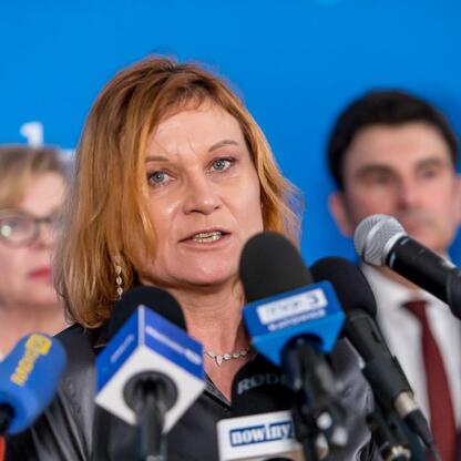 W Sali Marmurowej Sejmu Śląskiego odbywa się konferencja prasowa o nowych propozycjach dla CPK. (wygenerowano przez AI)