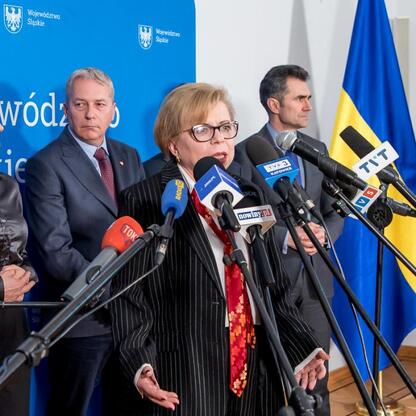 Wojciech Saługa, Marszałek Województwa Śląskiego, prowadzi konferencję prasową w Sali Marmurowej Sejmu Śląskiego, omawiając nowy projekt szybkiej kolei. (wygenerowano przez AI)