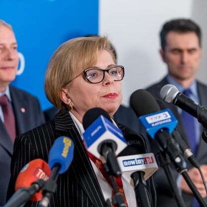 Wojciech Saługa, Marszałek Województwa Śląskiego, prowadzi briefin w Sali Marmurowej Sejmu Śląskiego. (wygenerowano przez AI)